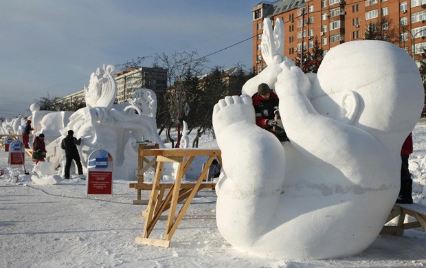 Ffestival internacional de esculturas de gelo e neve ocorre na cidade de Perm, na Rússia (Foto: Ilya Naymushin/Reuters)