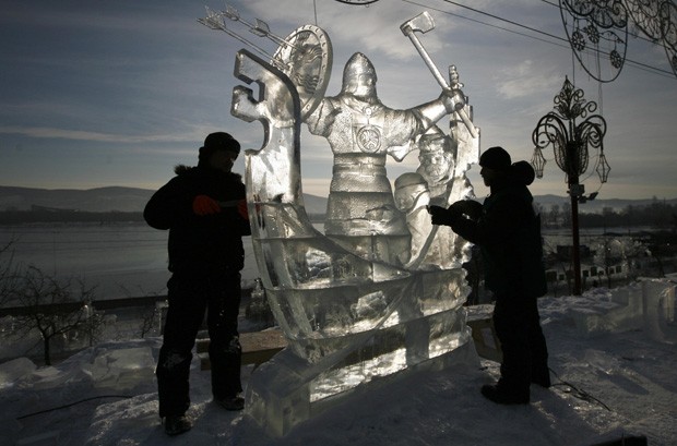 Feita de gelo, artistas trabalham na escultura chamada 'A conquista da Sibéria' (Foto: Ilya Naymushin/Reuters)