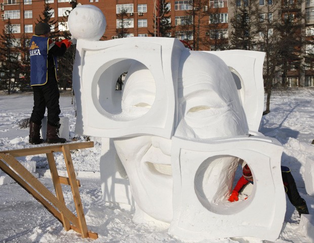 Evento internacional de esculturas de gelo e neve reuniu 20 equipes de artistas de cinco países (Foto: Ilya Naymushin/Reuters)