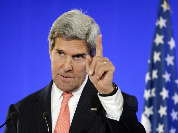 Kerry fala à imprensa após conversa com o presidente palestino, Mahmoud Abbas (Foto: Brendan Smialowski/Reuters)