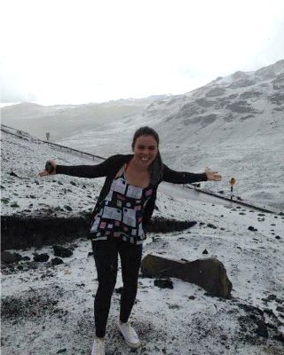 Diana se diverte ao ver neve no Peru (Foto: Diana Bastos/ Arquivo Pessoal)